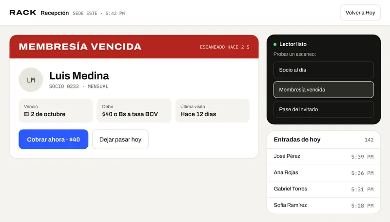 Rack, recepción: al escanear un QR con la membresía vencida aparece en rojo, con lo que debe y el botón Cobrar ahora.